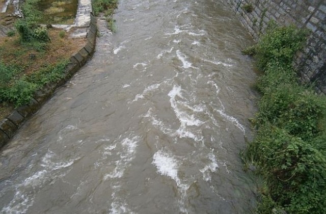 Река отнесе път между села в Банско