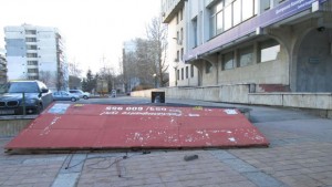Билборд падна в центъра на Добрич