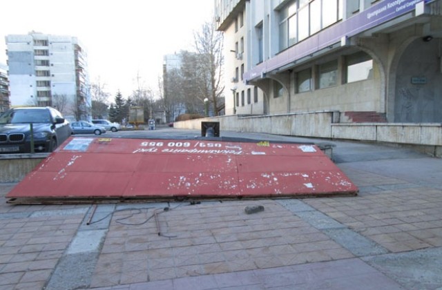 Билборд падна в центъра на Добрич