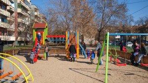 Нова детска площадка за жк Металург