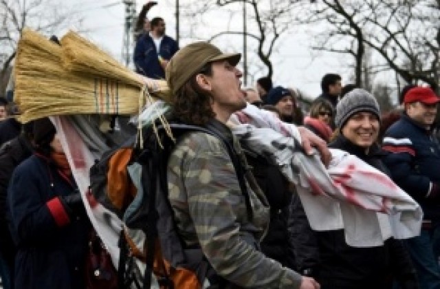 Приятели на Пламен Горанов в акция за почистване на Аспарухов плаж
