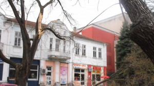 Вятърът изпочупи стъклата на кметства и детски градини в Омуртажко