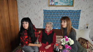 100годишната баба Тота чете криминални романи без очила