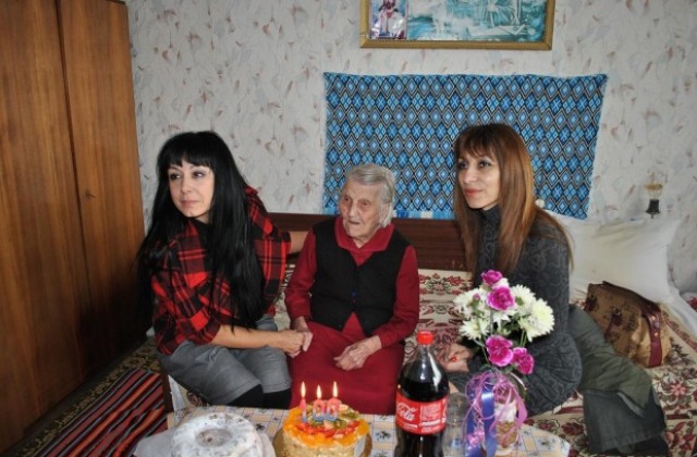 100-годишната баба Тота чете криминални романи без очила