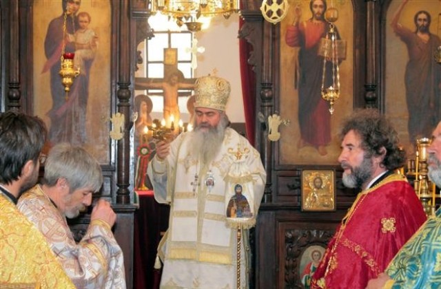 Митрополит Кирил отслужи литургия за обновяването на храм Света Троица