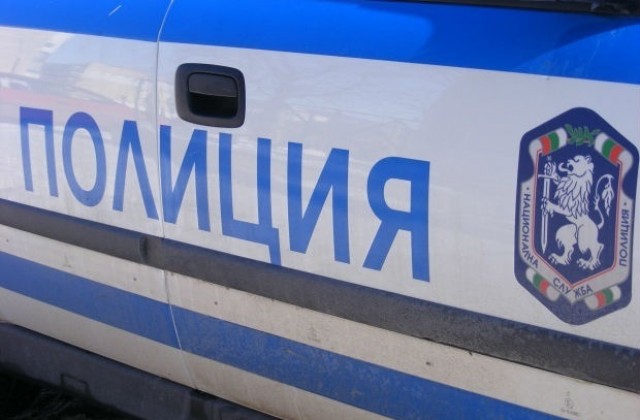 Почерпен младеж нападна полицаи в дома си