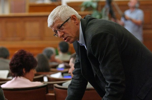 Румен Овчаров не смята да остане в политиката