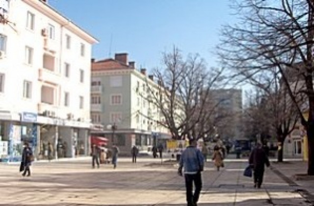 Протестиращите се събират пред общината