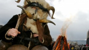 На Сирни Заговезни младите вземат прошка от постарите