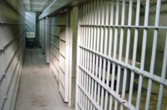 Осъден за убийство затворник държи шестима души за заложници в Гърция