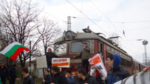 Около 200 протестиращи спряха два влака на жп гарата в