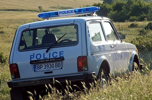 Мъж се опита да стреля по полицаи, дошли да го арестуват