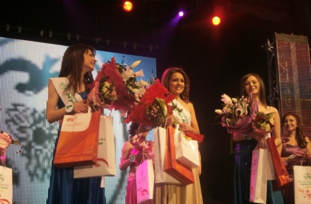 Девойка Кюстендилска пролет 2012 и Девойка Кюстендилска пролет 2013 са родени на една и съща дата!