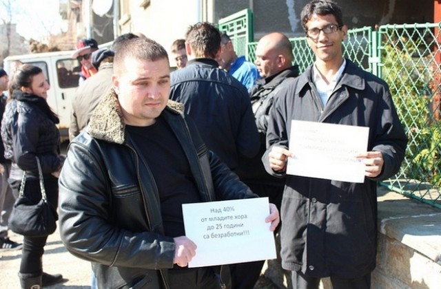 Десетки младежи освиркаха Борисов в Ловеч-той поиска прошка
