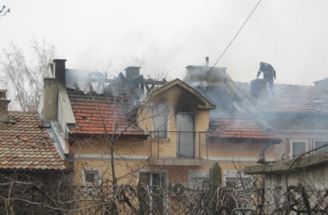Пожар изпепели етаж от къща в Дупница. Пострадали няма