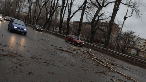 Жълт код за силен вятър и гръмотевични бури