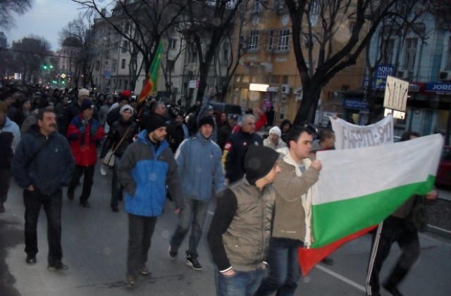 Полицията вече пазела протестиращите да не се сбият помежду си