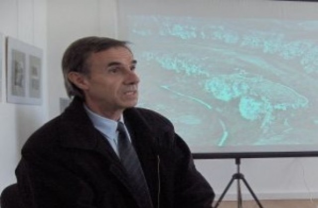 Археологът Стоян Йорданов представя резултатите от разкопките на Червен