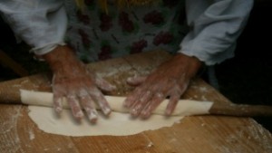 На Благовец деца месят питки и засаждат фиданки в село