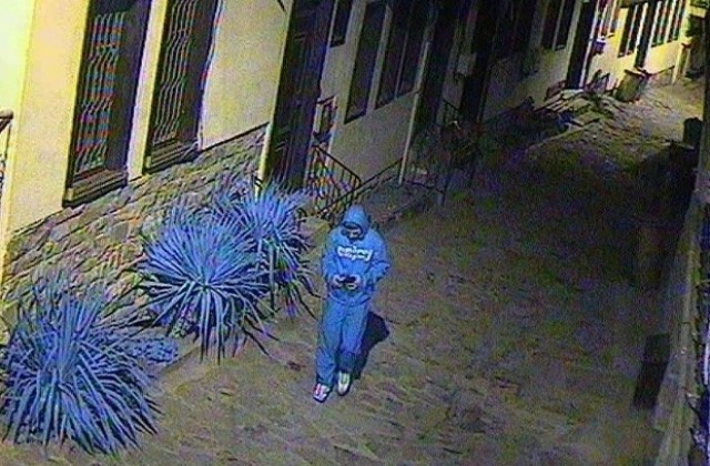 Издирват крадец, тарашил къщи на Самоводската чаршия