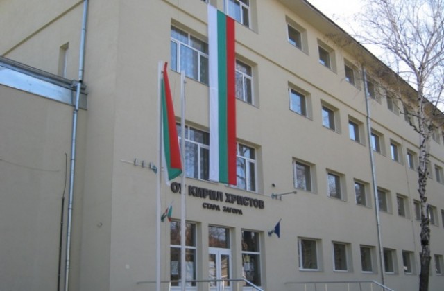 С огромен национален флаг ІV Основно посреща празника си