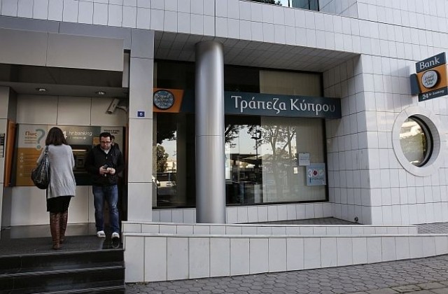 Ограничават тегленето на пари от банкомат в Кипър