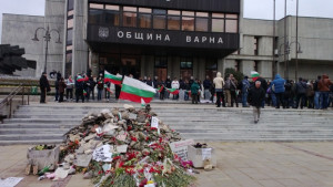 Протестиращи направиха жива верига пред Община Варна