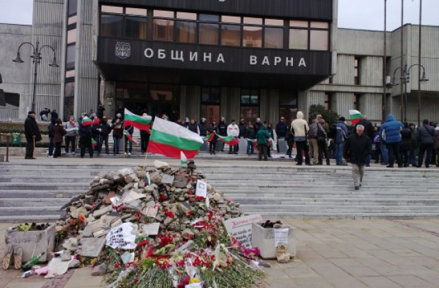 Протестиращи направиха жива верига пред Община Варна