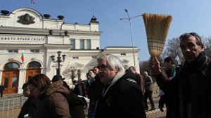 Българите се чувстват износени от вилнеещата корупция