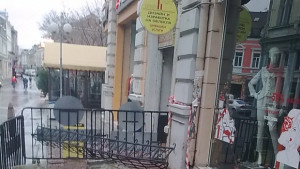 Балкон се срути на централната улица в Русе