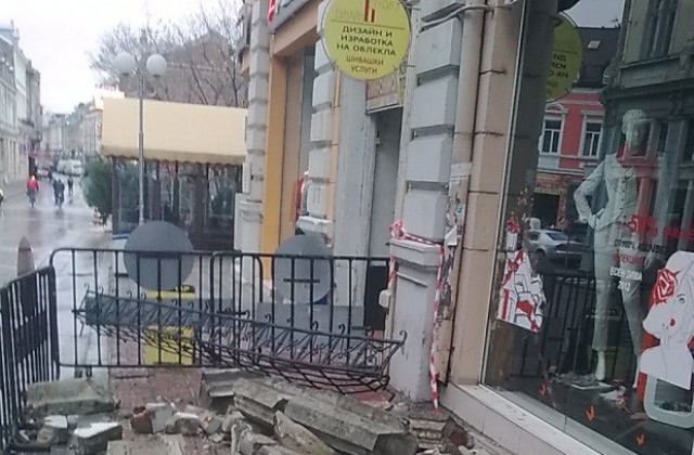 Балкон се срути на централната улица в Русе