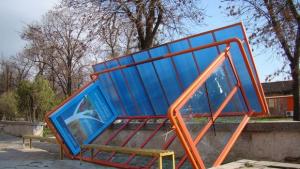 Вятърът строши спирка изкорени дърво и скъса ламарини от покриви