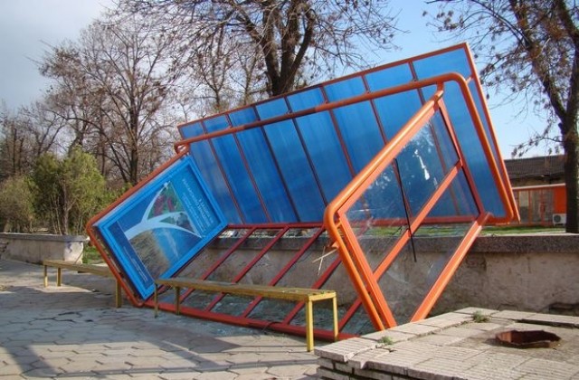 Вятърът строши спирка, изкорени дърво и скъса ламарини от покриви в Димитровград