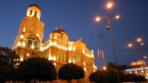 Варна гаси светлините за час