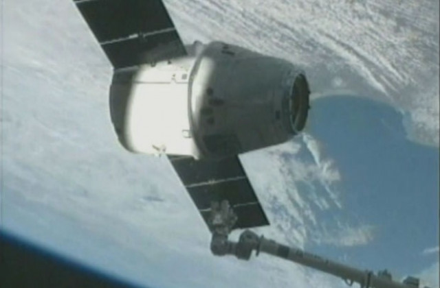 „Драгон” се връща на Земята с ден по-късно