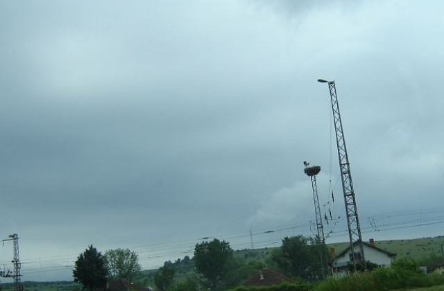 Облачността намалява, но остава студено