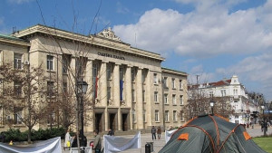 Протестиращ опъна палатка в центъра