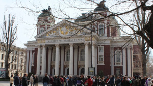 Протестиращи организираха информационен пункт пред Народния театър