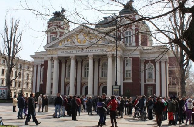 Протестиращи организираха информационен пункт пред Народния театър