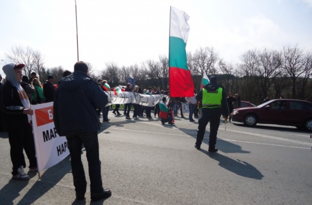 Протестиращи блокираха пътя Варна-Русе, таксита и варненци се включиха в днешното шествие