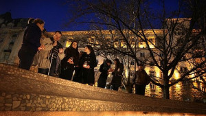 Десетина души запалиха свещи пред президентството в памет на самозапалилите