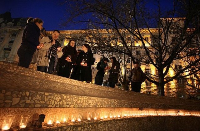 Десетина души запалиха свещи пред президентството в памет на самозапалилите се