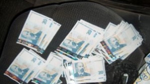 Служител в букмейкърски пункт измамен с 1000 фалшиви долара