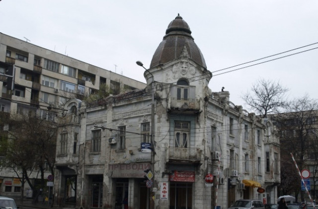 Кметът обмисля да ремонтира частни сгради с общински пари?