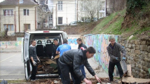 Ученици почистват двора на гимназията по туризъм ще правят зелен