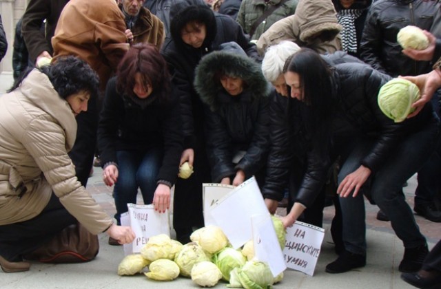 Лекари струпаха зелки срещу местната власт в Лом