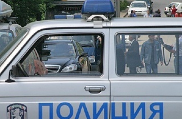Жена обърна колата си на кръстовище, карала с несъобразена скорост