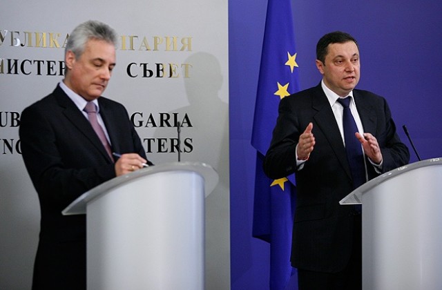 Янев иска проверка на имотите и гражданството на двама служебни министри