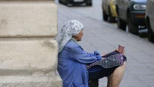 Висящо кафе и висящ хляб една безкрайна добрина