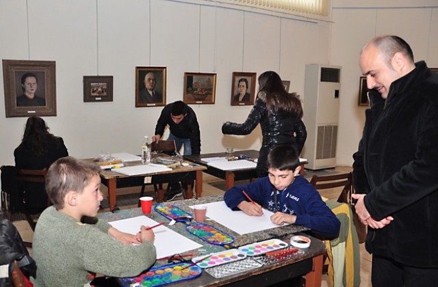 Ученици рисуваха, вдъхновени от проф. Цено Тодоров